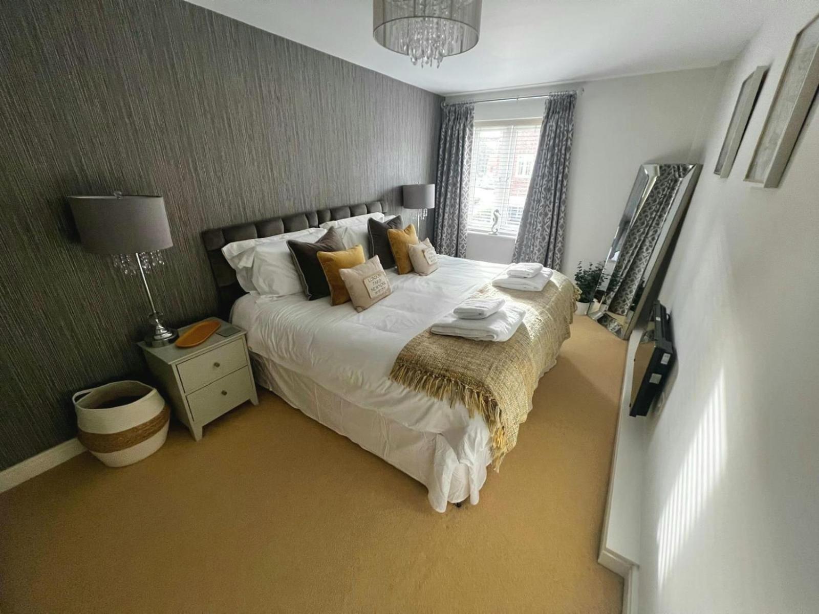 Majestic, Modern & Spacious Harbour-View Apartment With Parking Whitby Exterior foto
