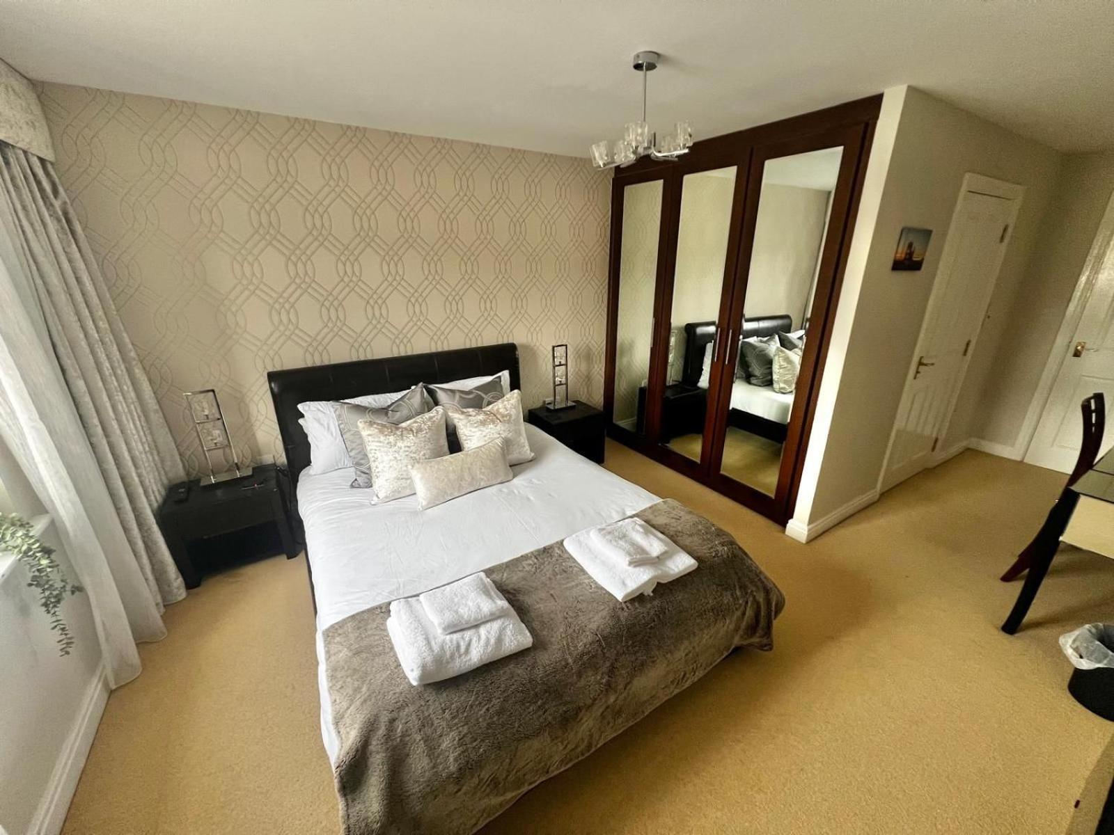 Majestic, Modern & Spacious Harbour-View Apartment With Parking Whitby Exterior foto